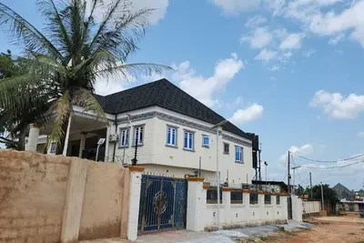Image de 2025-Built Lavish 3br Gated Suite #1 in Gra Benin City—24/7 Power & Security!