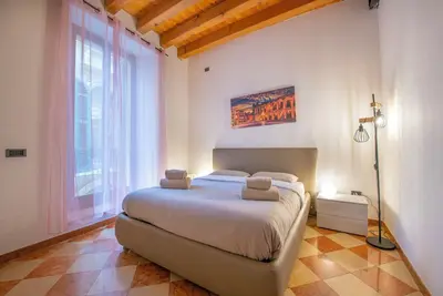 Image de Luxury Apartment in Historic Center-Free Wi-Fi and Ac-Near Arena and Giulietta