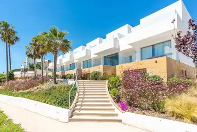 Image de Palm Beach, 3 bdr terraced house with Jacuzzi