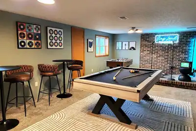 Image de Fun Midcentury Home: Pool, Karaoke, Foosball