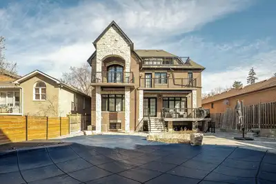 Image de Elegant 2-Bedroom Suite in Custom Mansion Peaceful Family Friendly Neighborhood