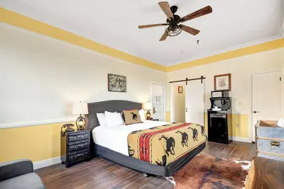 Image de Delight in Historical Vibes w/ Easy Access to Local Attractions