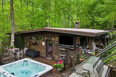 Modern, Luxurious Cabin for Two located on a Cascading Waterfall - Wifi