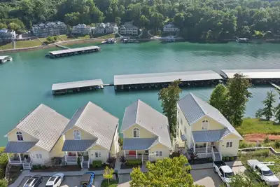 Image de 4-bedroom condo in charming Deerfield with WiFi, Ac, Covered Decks, & Boat Slip.