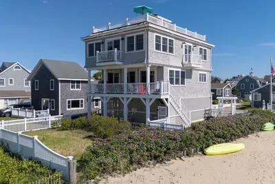 Image de New to market Ocean Front Gem steps to Beach! 25 minutes from cape bridges.