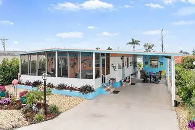 Image de Charming 2-bedroom, 2-bath cottage with a beach house feel in North Fort Myers