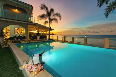 Image de Spacious 5-bedroom villa w/ Private Beach Access 1 minute away in, St. Ann