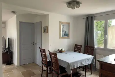 Image de Bas de ville avec belle terasse. Animaux de compagnie acceptés.