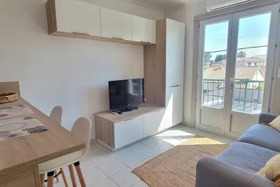 Image de Studio proche plage confortable avec balcon