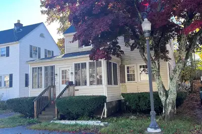 Charming 2-bedroom house in small-town neighborhood