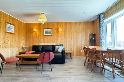 Image de Cozy spacious with private deck | On cabot trail | Unit 15 @ Great Cabot Lodge