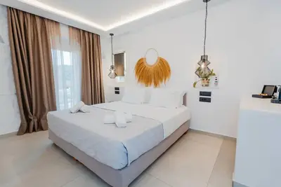 Image de Suite with King size bed and pool view