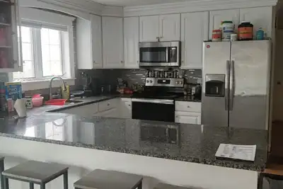 Image de Large 6 Bedroom Suites with 6 full baths, Narragansett quick walk to the beach