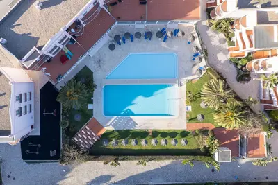 Image de Modern apartment by the beach [30]