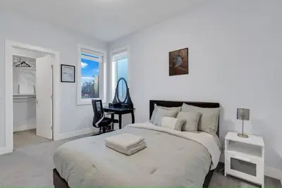 Image de Vu 3 bdrm modern townhome w/Ac, 5 minutes to Dt