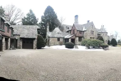 Image de Carriage House on Gated Estate in Westport, Ct for Rent - 9 months+