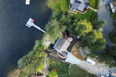 Image de Cozy Lakeside Retreat – Family-Friendly with Private Beach, Dock & Hot Tub