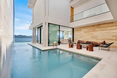 Image de Casa Dinamita, a Luxurious Ocean Front Villa with Private Bowling Alley!