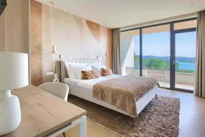 Image de Sea-View 3br Design Apartment with Balcony & Ac – 5-Min Walk to Beach