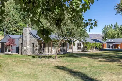 Image de Romantic stone cottage near historic Arrowtown