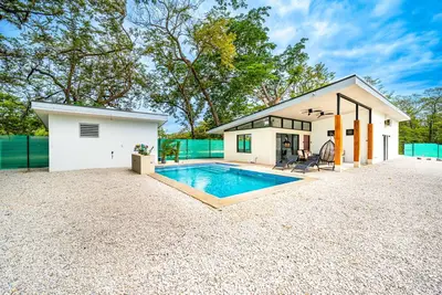 Comfortable family villa with pool, fast WiFi, washer/dryer & outdoor space