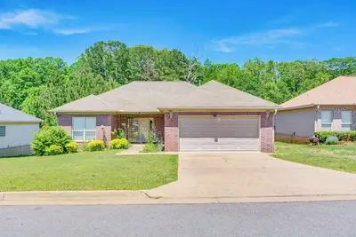 Image de 11 Mi to Dtwn Little Rock: Home w/ Large Deck!