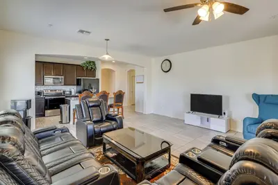 Image de 7 Mi to Dtwn: Spacious Phoenix Home w/ Patio