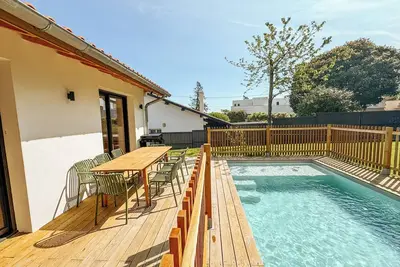 Image de Maison design avec piscine