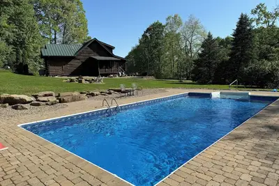 Image de Peaceful 3-bedroom Secluded Cabin with Private Pool
