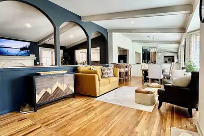 Image de Homebase 4br/3ba, Park, Fire-pit, Gym Equip, Theatre, Kids Room, Arcade, Ac