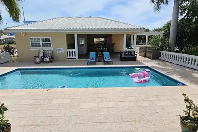 Image de Luxurious Private Cottage With Pool, Luscious Garden Views, And Refined Comfort.