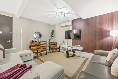 Mid-Century Stay: 5br and 5 Baths w/ Ps5 & Laundry