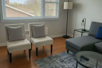 Image de Cozy 2br Apt near Parks & Shops