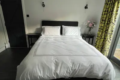 Image de Newmarket, Quiet, Secluded, Private Guest Suite with own entrance.
