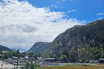 Image de 3-Bed Queenstown Apt with Balcony, Close to Town