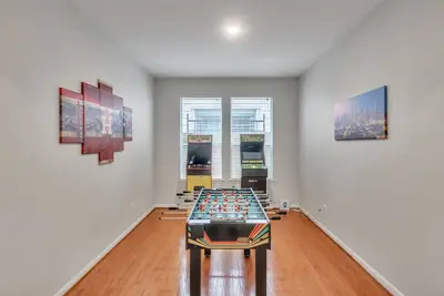 Image de Galleria Game Room Movie Room Walking Park Nrg Traveling Professional Pro Sports