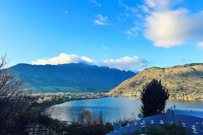 Image de 3br Lakeview Home – Balcony, Parking, Near Marina