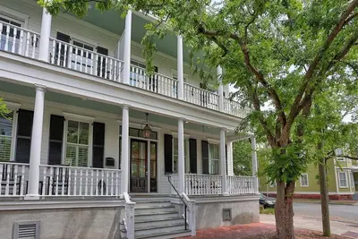Image de Steps to Forsyth Park, Downtown Savannah, Upscale