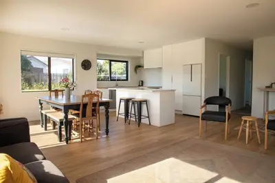 Image de Sunny, Stylish & Spacious – Perfect for Families!