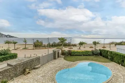 Image de Appartement \"Roses Frontline Perfect for Family\" avec vue sur la mer, piscine et Wi-Fi.
