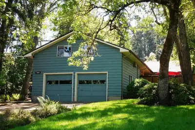 Image de Luxury 3-bed 2-bath forest home in the city - 2. 5 miles to UofO & Hayward Field