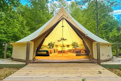Image de Yurt life/2 queen beds, Wi-Fi, Free Shower house access