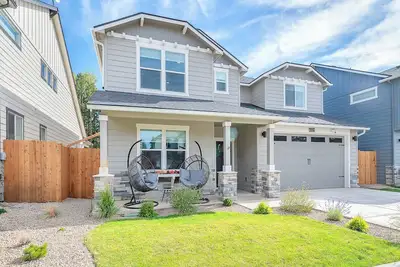 Image de Luxe Bend Stay • HotTub • GameRoom • Near Downtown