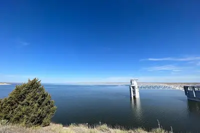 Image de 2-bedroom at resort on Lake Mcconaughey neighboring restaurant & bar