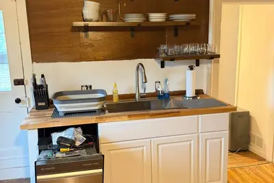 Image de Charming 2-bedroom apartment in cool Kingston with WiFi, Ac