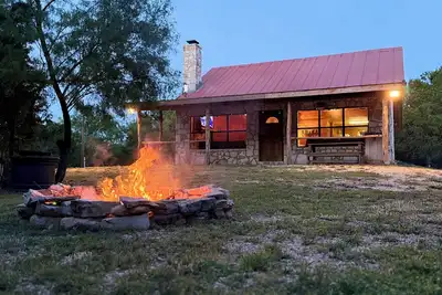 Image de Secluded cabin on 15 ac. teeming with wildlife, . 4 mile from 7 Bluffs crossing.