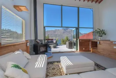 Image de Mountain, lake, sun and this beautiful home