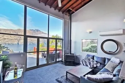 Image de Mountain, lake, sun and this sensational home