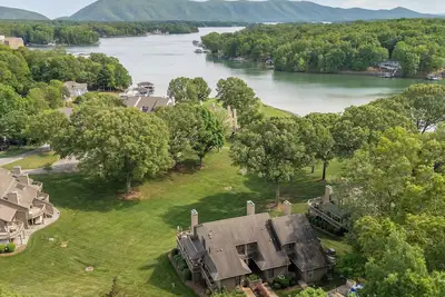 Image de 3 Bedroom 3 Bath Smith Mountain Lake Townhome