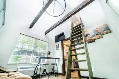 Image de Charming 2-bedroom cabin close to Uptown Charlotte!